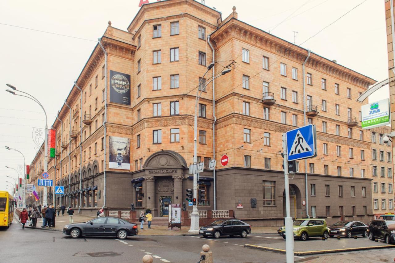 Светлые апартаменты на Интернациональной Минск Экстерьер фото
